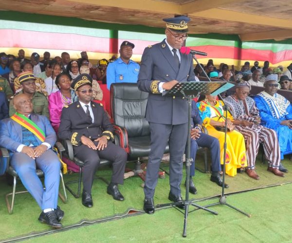 LE NOUVEAU SOUS-PREFET AUX COMMANDES