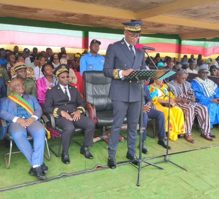 LE NOUVEAU SOUS-PREFET AUX COMMANDES